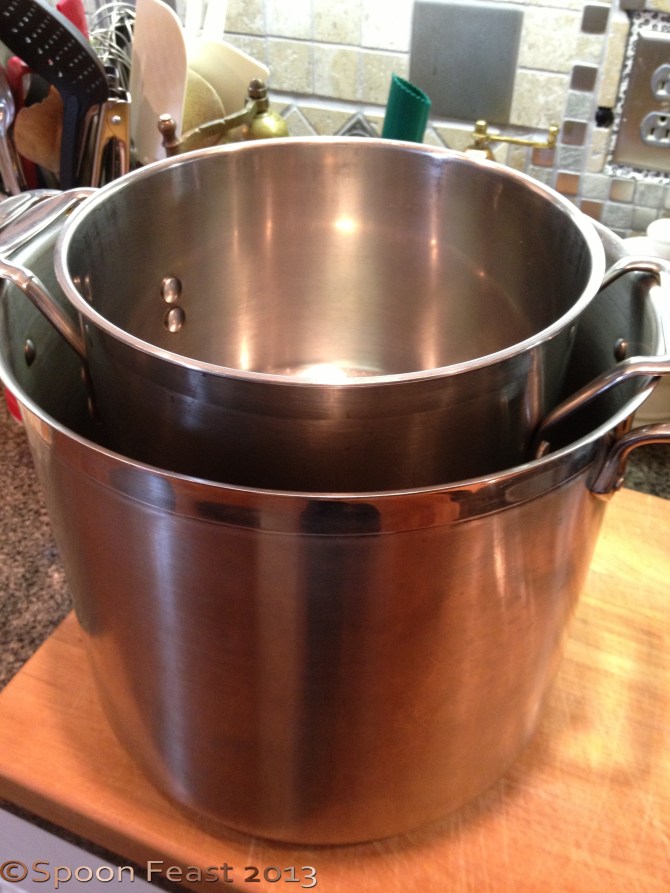 2 large pots; the small one holds 1 gallon easily. I can use the larger pot for larger batches. Just need to find a pot to nest it inside of for a reasonable price.